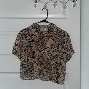 Cheetah Floral Printed Crop Button Up 🐆🌺

One pocket 

#Hollister